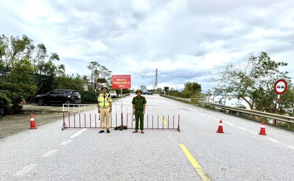 Nước sông Lam dâng cao, Quốc lộ 1A ngập sâu