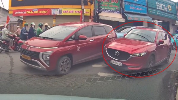 Ô tô Mazda CX-5 'cướp đường' vượt ẩu, bị xe khác ép đi lùi trên phố Ô tô Mazda CX-5 'cướp đường' vượt ẩu, bị xe khác ép đi lùi trên phố