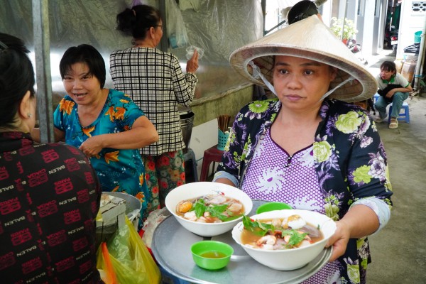 Quán bún mắm trong chợ 'nặng ký' nhất miền Tây: Bà chủ... có lối đi riêng