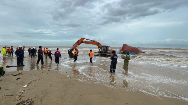 Quảng Trị: 2 thi thể dạt vào bờ biển, gần vị trí phát hiện tàu đắm