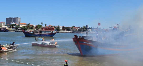 Quảng Trị: Tàu cá bốc cháy dữ dội trên sông Nhật Lệ giữa trưa nắng