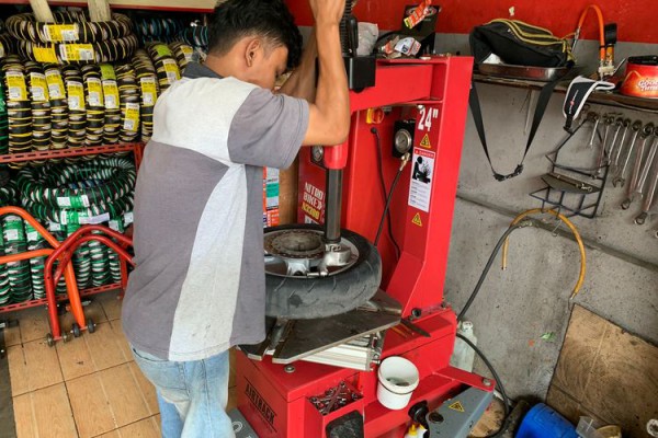 Rủi ro khi thay lốp tại các tiệm sửa xe máy