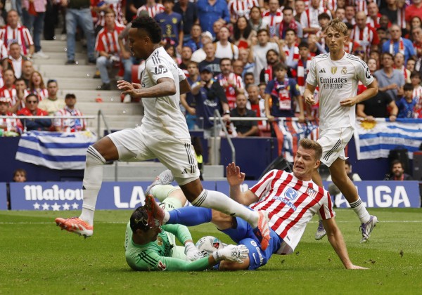 Sai lầm nghiêm trọng phá hỏng ‘phép thuật’ của HLV Alonso, Real Madrid thua thảm trận derby