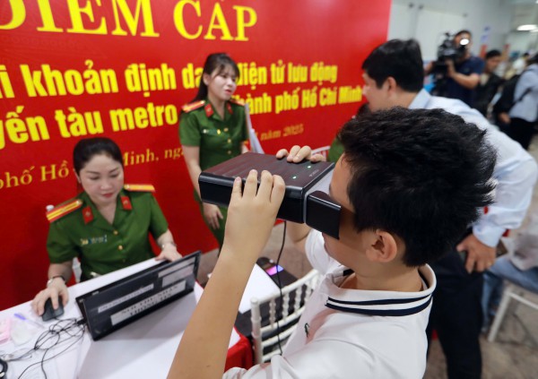 Sau sáp nhập, ngồi tại nhà đổi thẻ căn cước với siêu ứng dụng VNeID Sau sáp nhập, ngồi tại nhà đổi thẻ căn cước với siêu ứng dụng VNeID