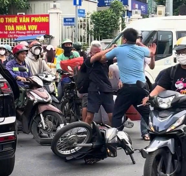 TP.HCM: Cụ ông bị người đi ô tô đánh tới tấp ở phường Sài Gòn TP.HCM: Cụ ông bị người đi ô tô đánh tới tấp ở phường Sài Gòn