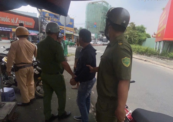 TP.HCM: Khống chế người đàn ông cầm rựa ra đường, có biểu hiện bất thường