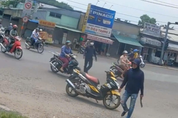 TP.HCM: Khống chế người đàn ông cầm rựa ra đường, có biểu hiện bất thường