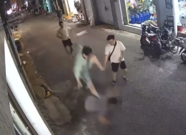 TP.HCM: Người đàn ông bị truy đuổi, hành hung đến ngất xỉu giữa đường TP.HCM: Người đàn ông bị truy đuổi, hành hung đến ngất xỉu giữa đường