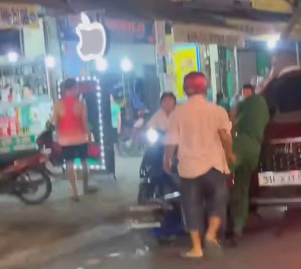 TP.HCM: Người đàn ông không chịu đo nồng độ cồn, tấn công tổ công tác