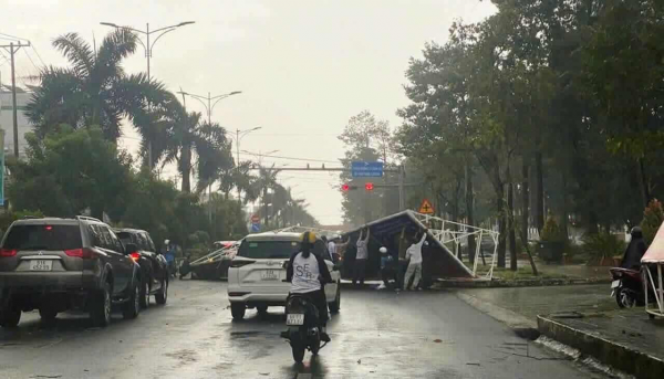 Tấm pano 'khổng lồ' đổ sập giữa đường phố Cà Mau khiến 3 người bị thương