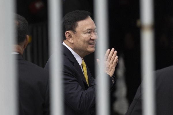 Thái Lan bác tin ông Thaksin mua pizza đãi cả trại giam