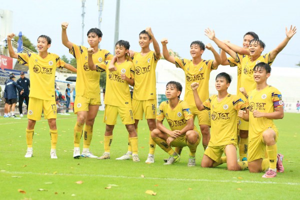 Thuyền trưởng đội U.17 Việt Nam giúp U.17 Hà Nội vô địch quốc gia