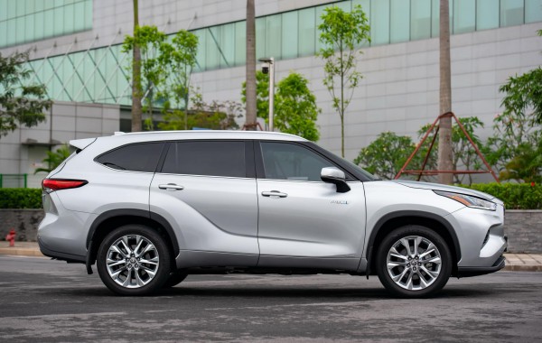 Toyota Highlander nhập từ Mỹ dùng 4 năm, bán giá cao hơn xe sang
