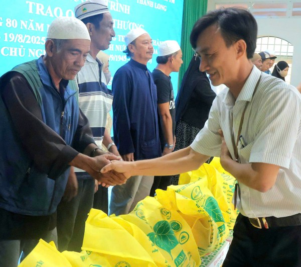 Trao 200 phần quà yêu thương tại Củ Chi nhân dịp Quốc khánh 2.9 Trao 200 phần quà yêu thương tại Củ Chi nhân dịp Quốc khánh 2.9