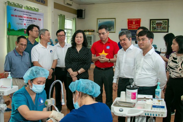 Triển khai chăm sóc răng miệng cho học sinh và người cao tuổi tại Côn Đảo Triển khai chăm sóc răng miệng cho học sinh và người cao tuổi tại Côn Đảo