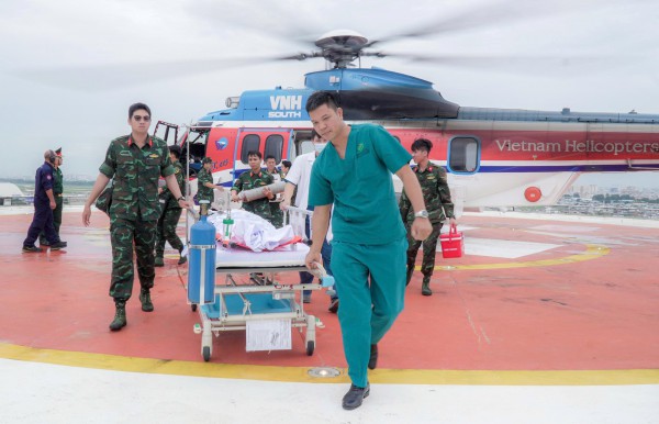 Trực thăng vượt bão xuyên đêm đưa bệnh nhân từ Trường Sa về TP.HCM cấp cứu