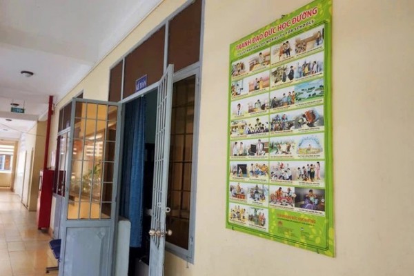 Trường tiểu học ở TP.HCM treo tranh 'luật nhân quả', UBND phường Phú Mỹ nói gì?