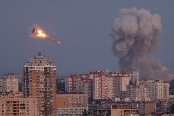 Ukraine tố Nga tấn công lớn chưa từng thấy, đánh trúng tòa nhà chính phủ ở Kyiv Ukraine tố Nga tấn công lớn chưa từng thấy, đánh trúng tòa nhà chính phủ ở Kyiv