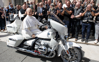 diem-dac-biet-tren-chiec-BMW-R-18-Transcontinental-tang-Giao-hoang-Leo-XIV-a.png