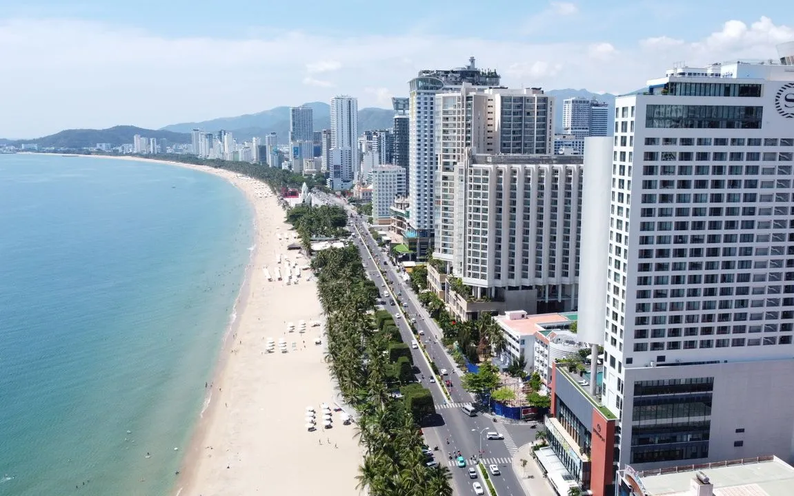 Du lịch - dịch vụ trở thành trụ cột kinh tế Khánh Hoà. Du lịch - dịch vụ trở thành trụ cột kinh tế Khánh Hoà.