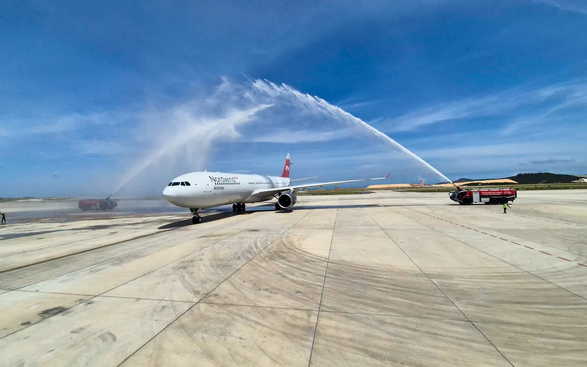 Chuyến bay mang số hiệu RA73850 của hãng hàng không Nordwind Airlines hạ cánh xuóng  sân bay quốc tế Cam Ranh.