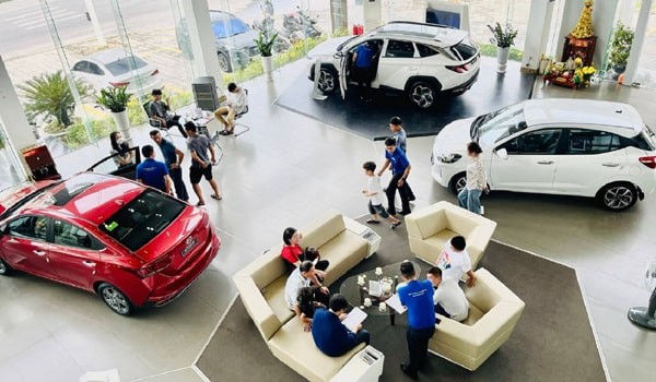 Doanh số bán ô tô vẫn tăng nhưng doanh nghiệp ngập trong khó khăn