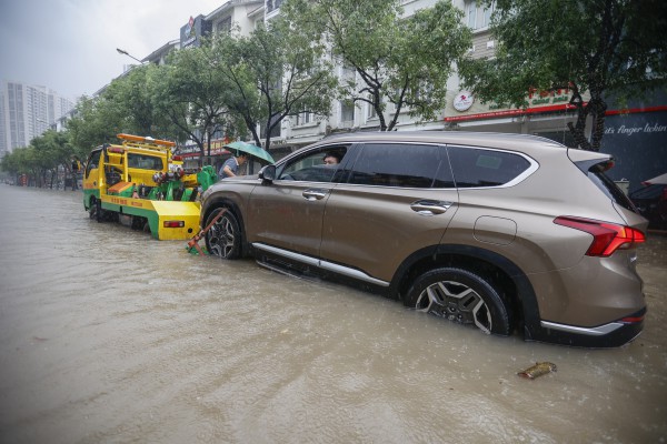 Chèo thuyền giữa 'phố ngập' Hà Nội đi lấy đồ ăn trưa