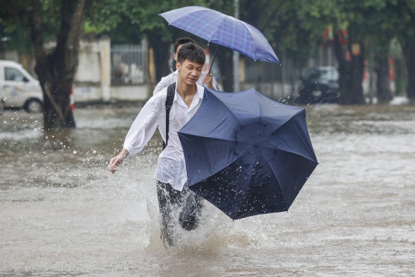 Chèo thuyền giữa 'phố ngập' Hà Nội đi lấy đồ ăn trưa