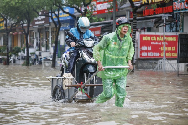 Chèo thuyền giữa 'phố ngập' Hà Nội đi lấy đồ ăn trưa