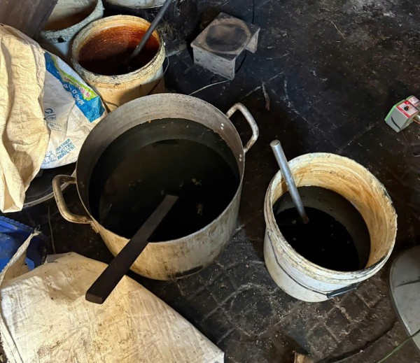 Rùng mình cảnh chế biến mỡ heo dưới nền nhà