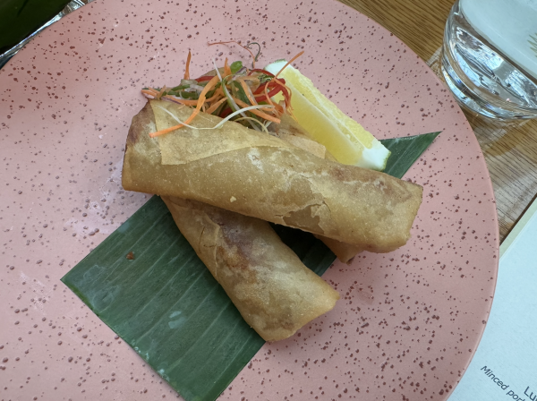 Món bánh chuối chiên, thịt kho tàu trong nhà hàng sang trọng ở Philippines