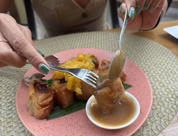 Món bánh chuối chiên, thịt kho tàu trong nhà hàng sang trọng ở Philippines