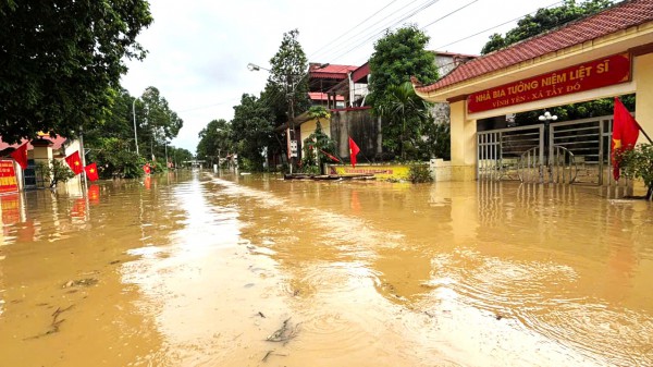 Hơn 15.000 ngôi nhà ở Thanh Hóa còn chìm trong biển nước