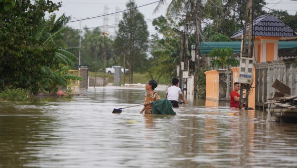 Hơn 15.000 ngôi nhà ở Thanh Hóa còn chìm trong biển nước