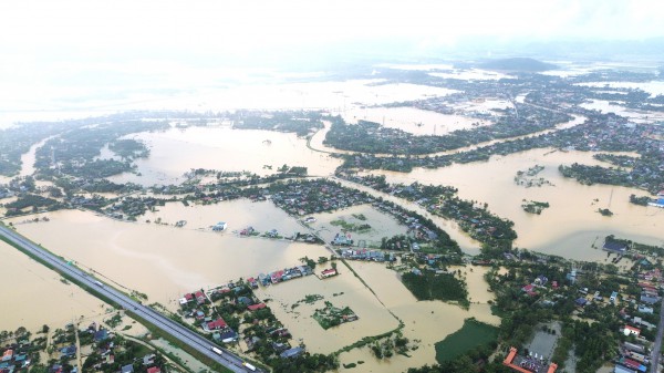 Hơn 15.000 ngôi nhà ở Thanh Hóa còn chìm trong biển nước
