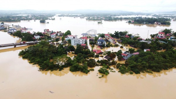 Hơn 15.000 ngôi nhà ở Thanh Hóa còn chìm trong biển nước