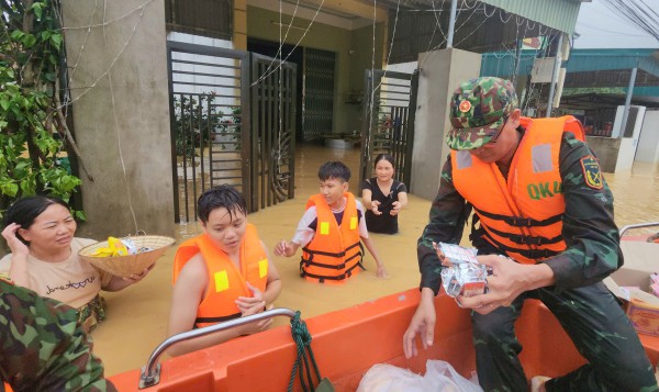 Hơn 15.000 ngôi nhà ở Thanh Hóa còn chìm trong biển nước