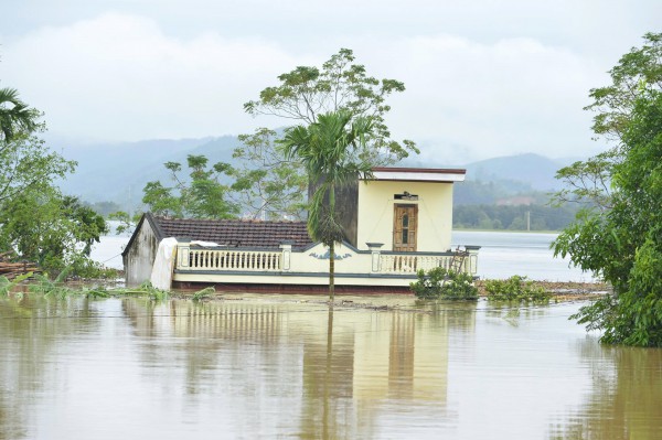 Hơn 15.000 ngôi nhà ở Thanh Hóa còn chìm trong biển nước