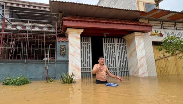 Hơn 15.000 ngôi nhà ở Thanh Hóa còn chìm trong biển nước