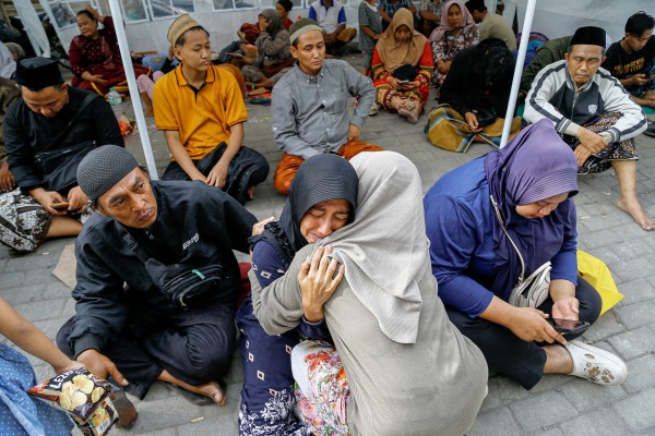 Indonesia chạy đua cứu hộ 38 người bị mắc kẹt do sập trường học