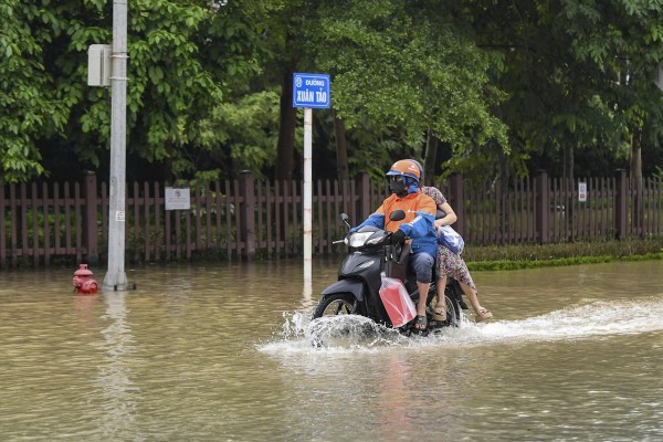Nước vẫn 'bao vây' khu biệt thự triệu đô ở Hà Nội