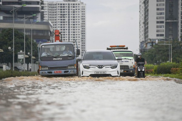 Nước vẫn 'bao vây' khu biệt thự triệu đô ở Hà Nội