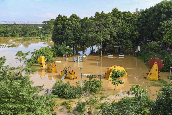 Dân Hà Nội hối hả chạy lũ sông Hồng