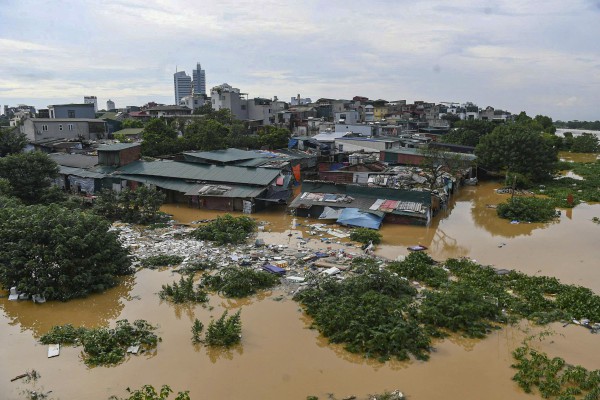 Dân Hà Nội hối hả chạy lũ sông Hồng