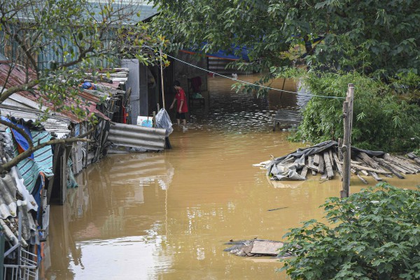 Dân Hà Nội hối hả chạy lũ sông Hồng