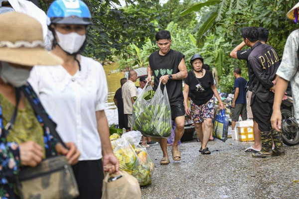 Dân Hà Nội hối hả chạy lũ sông Hồng