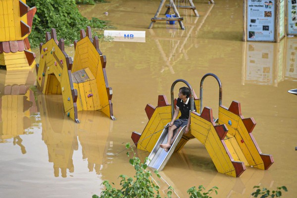 Dân Hà Nội hối hả chạy lũ sông Hồng
