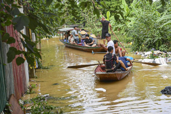 Dân Hà Nội hối hả chạy lũ sông Hồng
