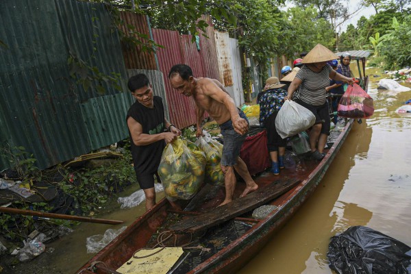 Dân Hà Nội hối hả chạy lũ sông Hồng