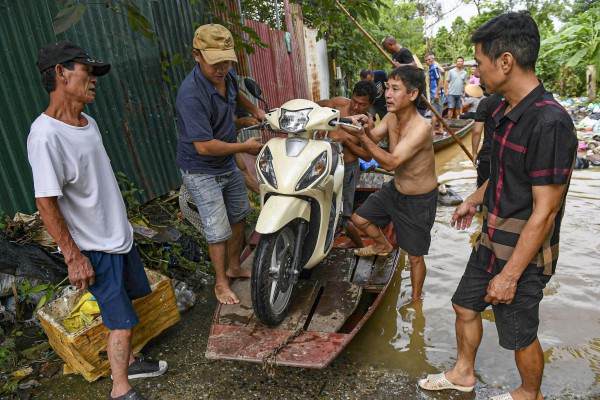Dân Hà Nội hối hả chạy lũ sông Hồng